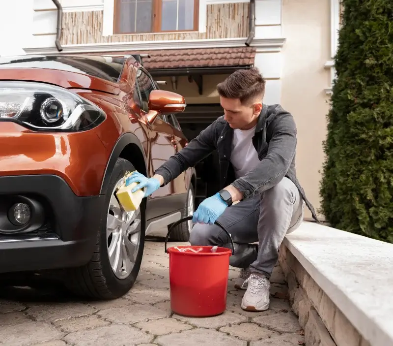 Lavage auto à domicile L'Escale : professionnel intervenant sur un véhicule